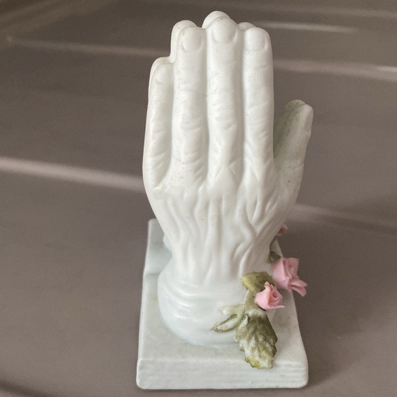 Vintage prayer hands over book and roses figurine - Picture 5 of 14